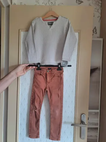 Ensemble 5 ans garçon jean et pull 1 micro tache au pull et une déchirure genou jean prix mini