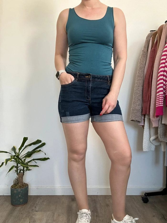 Kiabi Short bleu foncé brut – Taille 36 – Très bon état