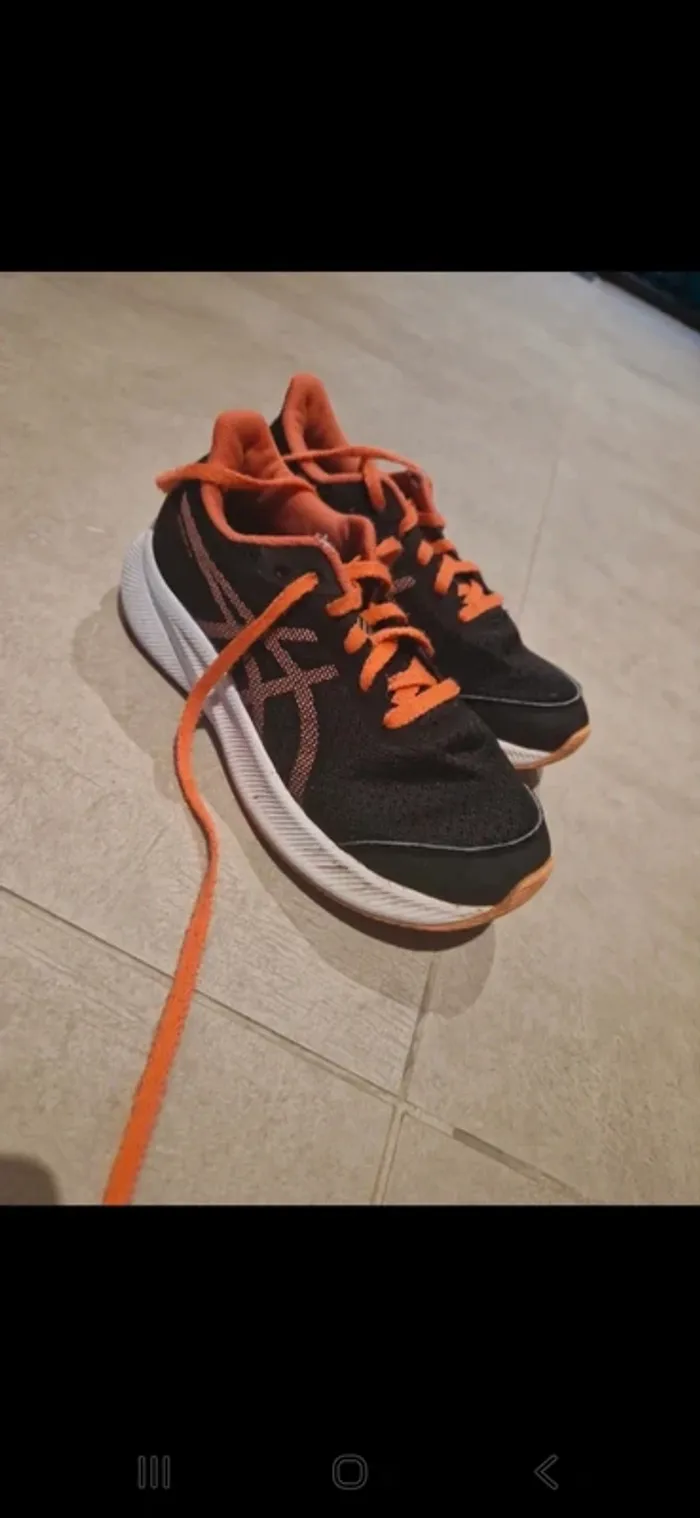 Basket asics noir et corail taille 35.5 tres bon etat