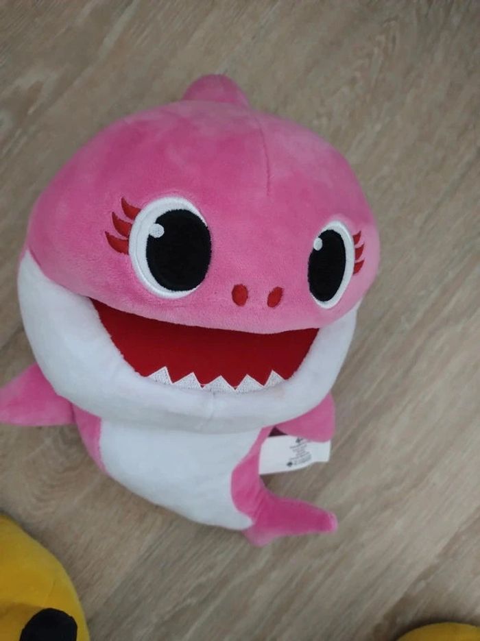 Peluche marionnette musicale Baby shark