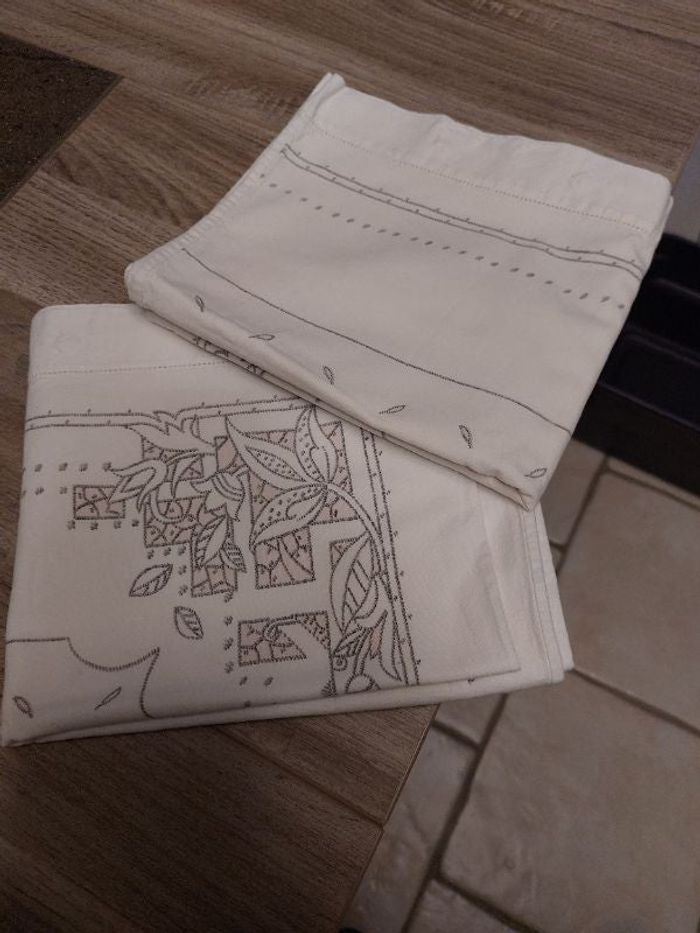 Paire de 2 enveloppes traversin blanc motifs rosé