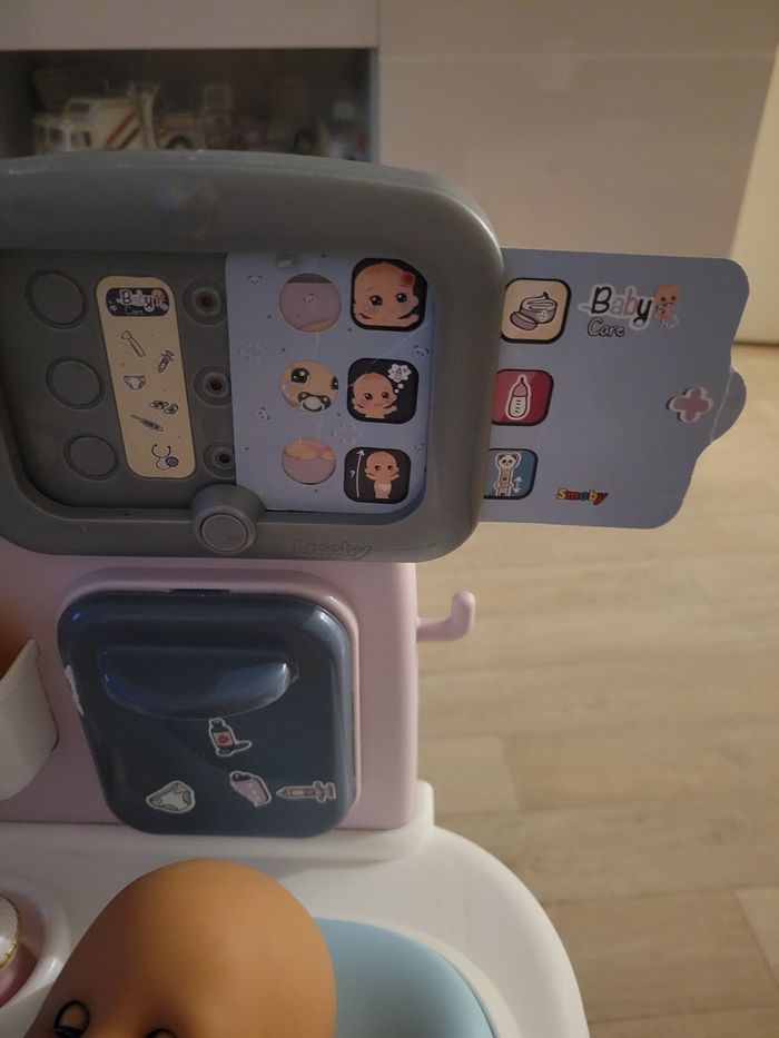 Table de docteur smoby avec 1 poupée corolle - photo numéro 4