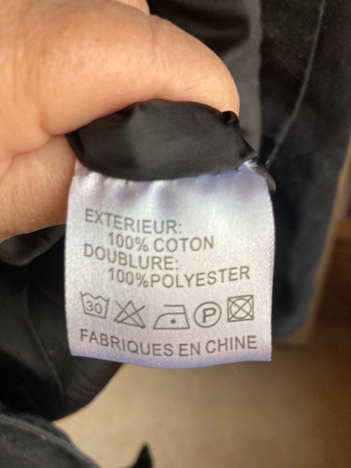 Superbe veste mi longue jamais portée, noire avec stickers taille S - photo numéro 11