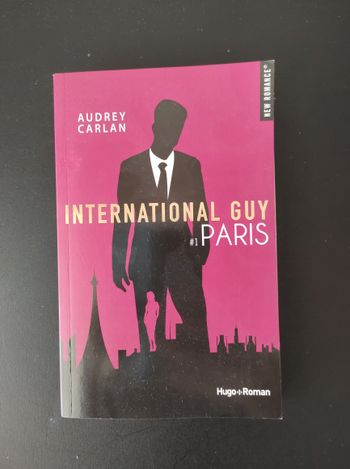 Livre "International Guy Paris" – New Romance – Très bon état