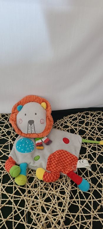 Doudou plat lion gris orange rouge bleu jaune vert NICOTOY