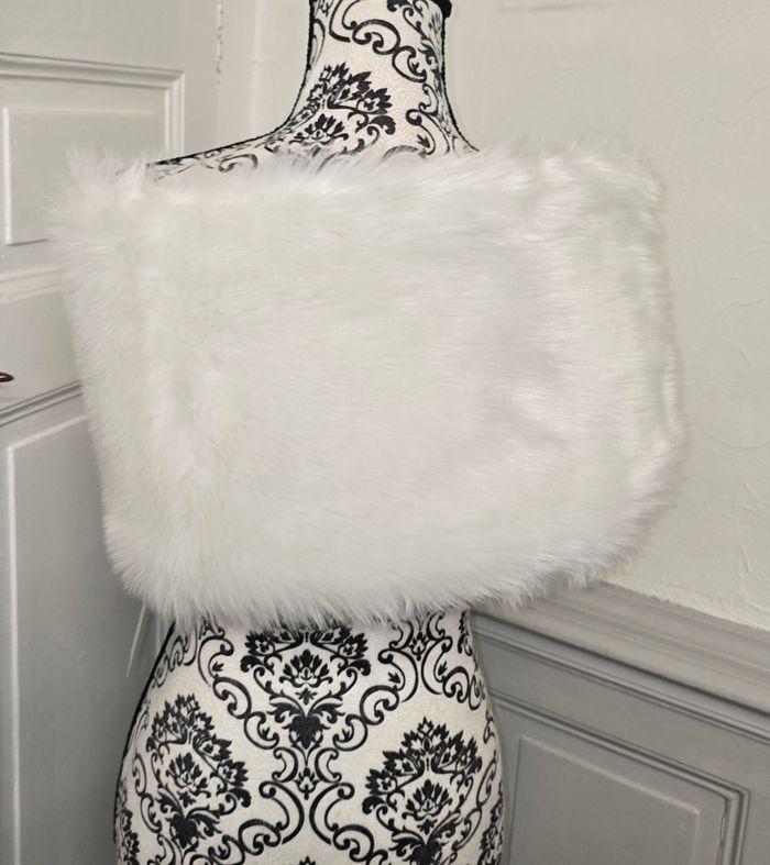 Étole blanche en fourrure mariage hiver automne cache epaule - photo numéro 4