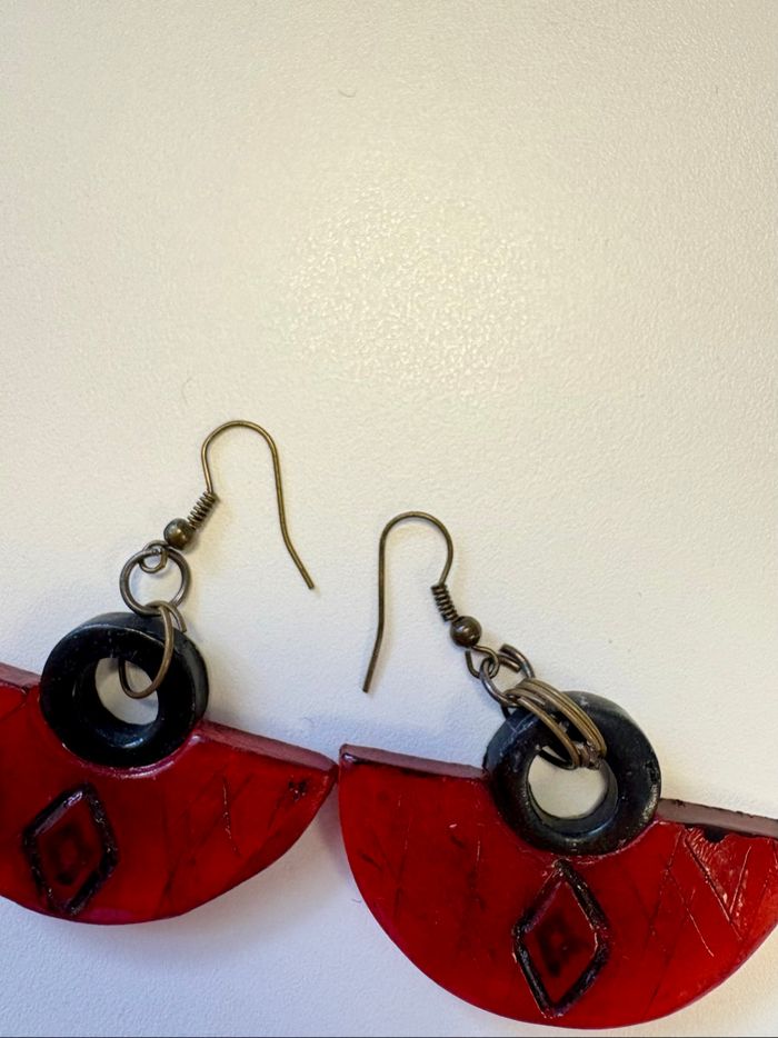 Boucles d’oreilles ethniques en bois rouge et noir - photo numéro 3