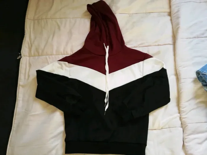 Pull à capuche femme T. S ou T. 36