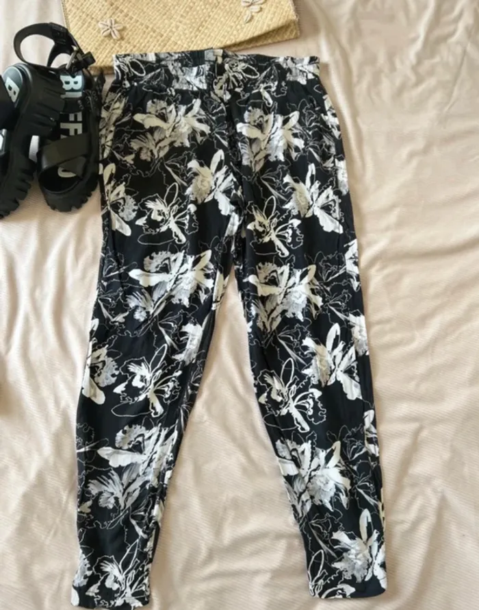 Pantalon fleurie noir et blanc taille M léger - photo numéro 2