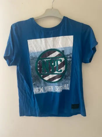 T-shirt bleu de la marque by kool