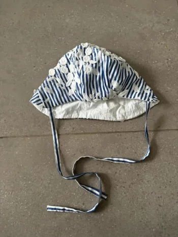 Chapeau du bruit dans l'atelier taille 18 mois, bon état mais une petite trace