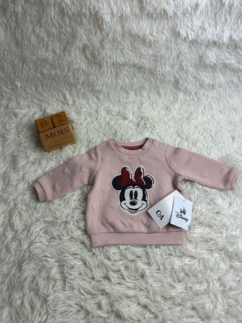 Pull Minnie Disney C&A taille 2-3 mois