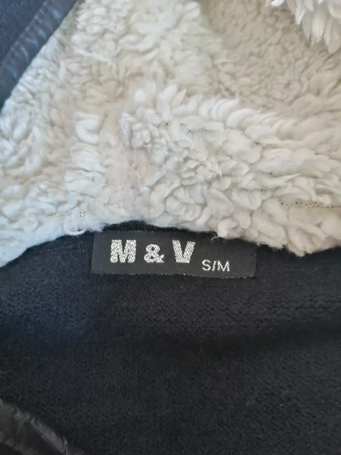 Veste noire à capuche avec fourrure et liseré simili cuir / M & V/ (S-M) - photo numéro 7
