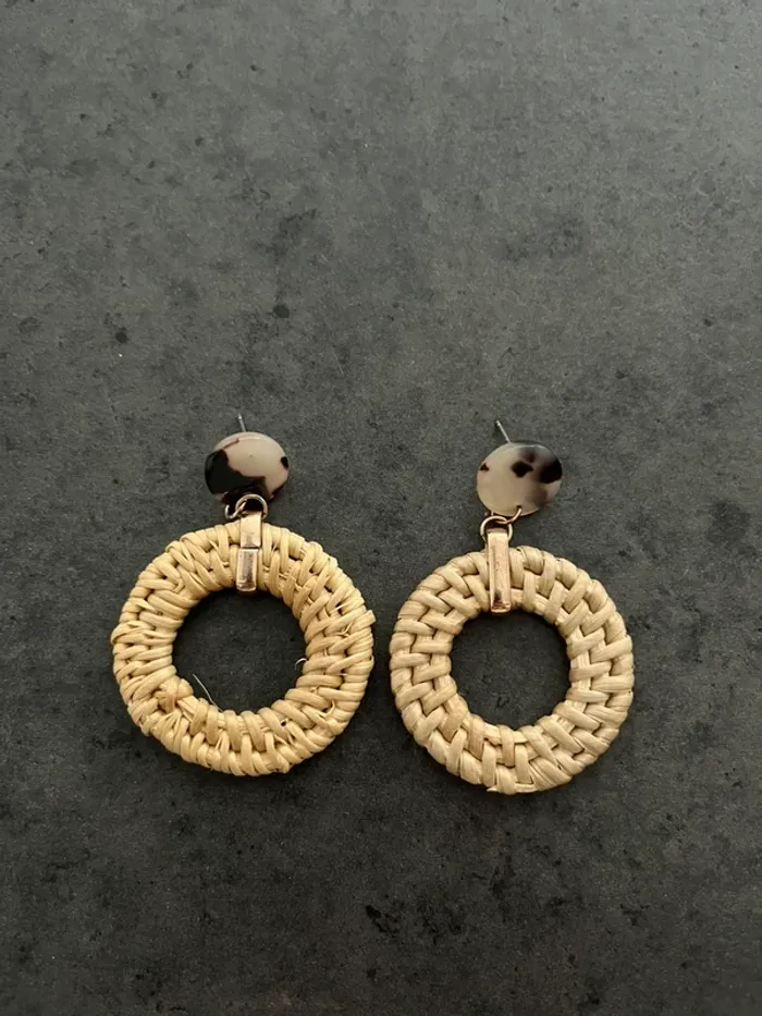 Boucle d’oreille neuve
