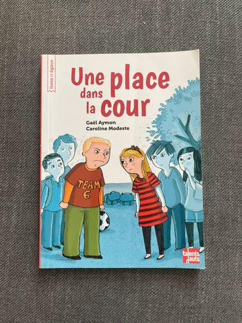 Une place dans la cour de Gaël Aymon et Caroline Modeste