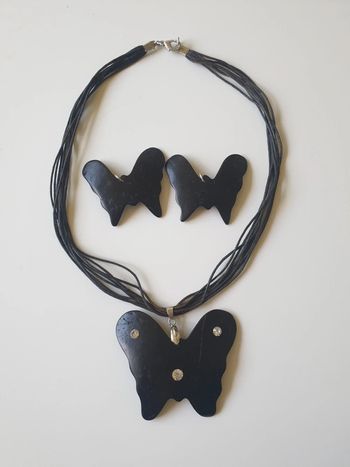 Parure boucle et collier papillon en bois