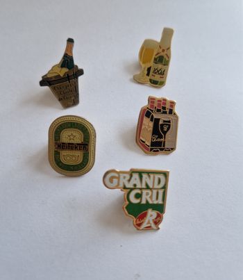 Lot 5 Pin's Vintage  Heineken 1664 Champagne Cazanove