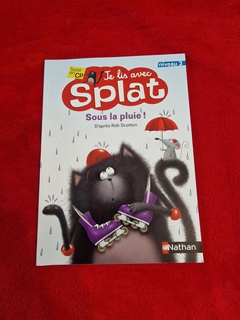 Livre je lis avec splat sous la pluie