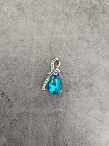 Pendentif fantaisie métal argenté et pierre bleue turquoise verre