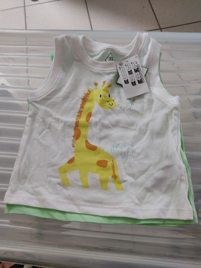 Lot 2 t-shirt sans manche 6 mois