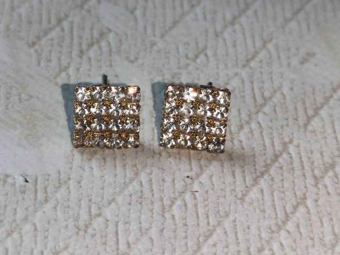 🌺 boucles d'oreilles fantaisie clous métal doré et strass blanc - photo numéro 2