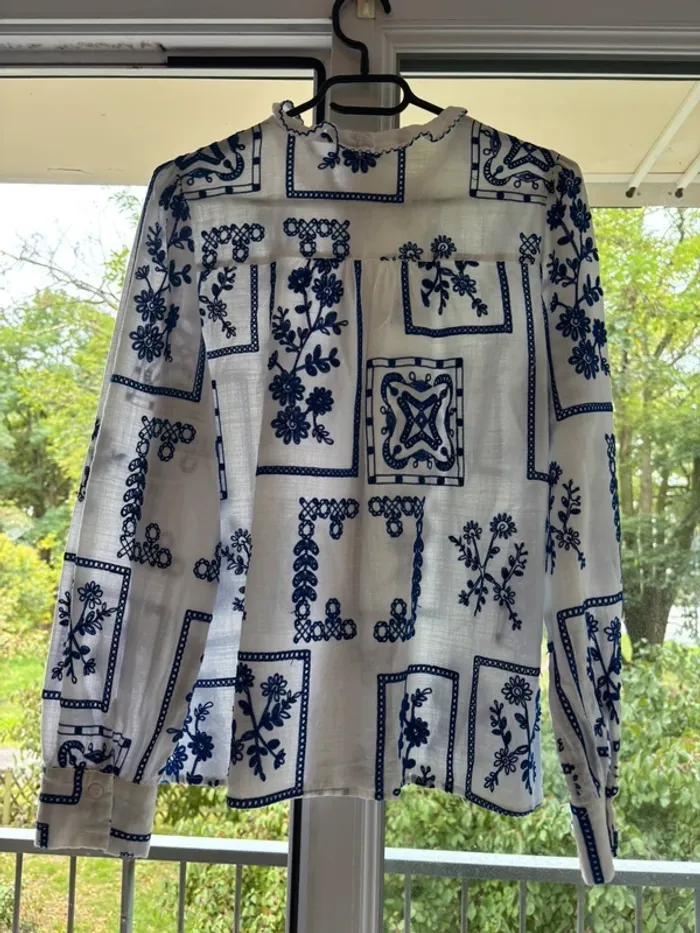Chemisier blanc avec des motifs bleus - photo numéro 3