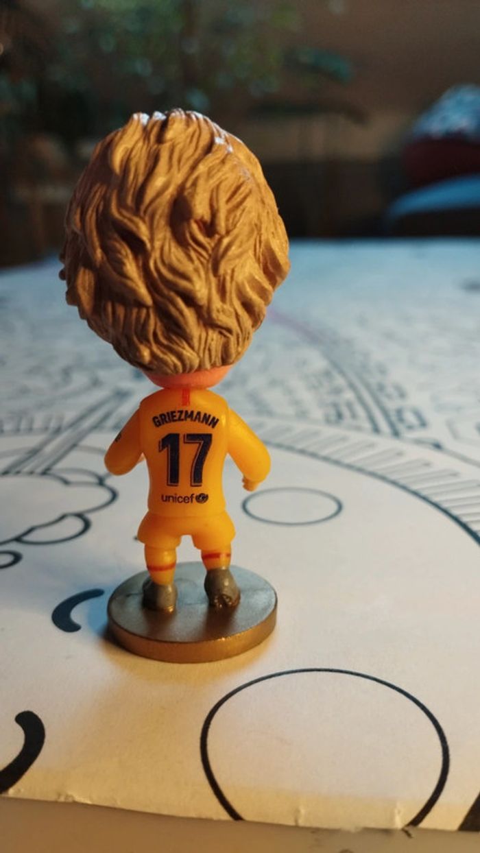 Petite figurine football neuve Antoine Griezmann FC Barcelone maillot jaune extérieur - photo numéro 2