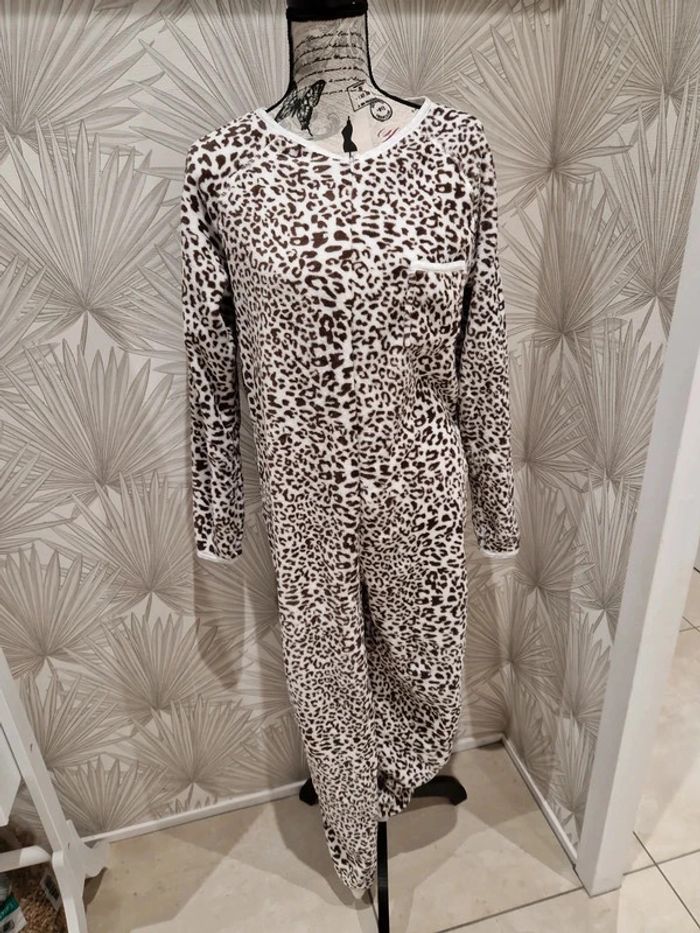 Joli surpyjama avec fermeture léopard taille 46/48