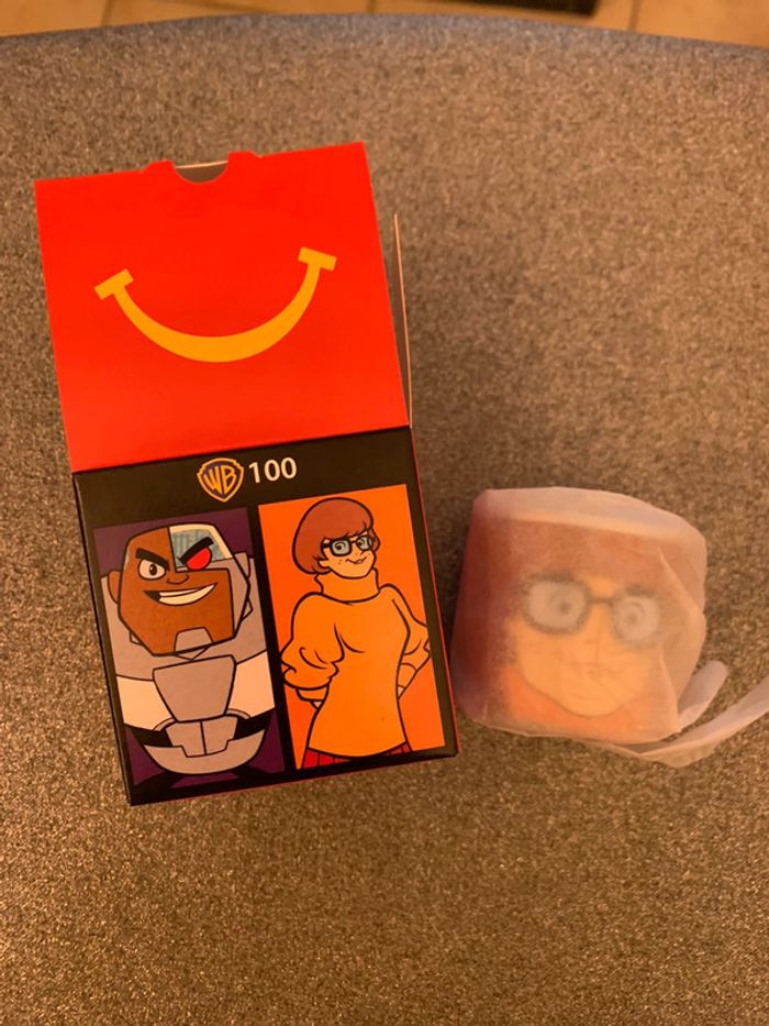 Jouet jeu à collectionner univers Warner Bros. Cyborg et Véra Mc Donald’s happy meal