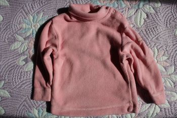 Sous-pull en polaire coloris rose de Décathlon en 12 mois