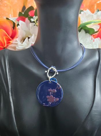 Collier avec ses petites breloques en acier inoxydable