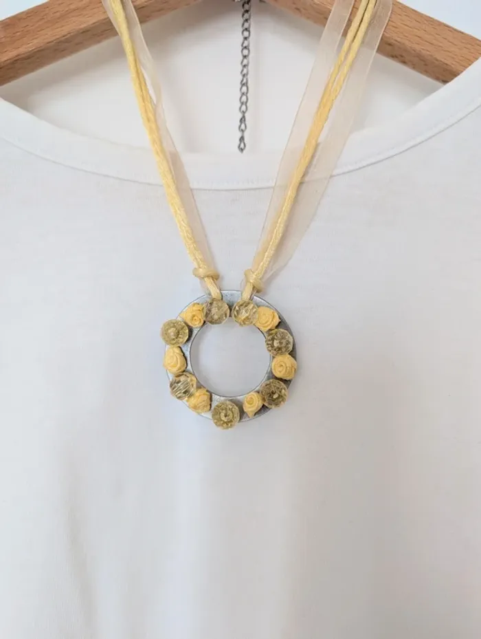 Collier jaune