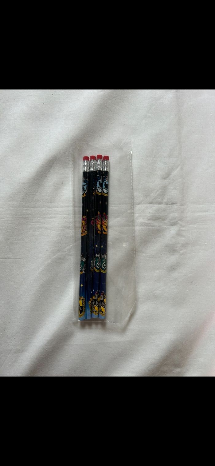 Lot 4 crayons à papier Harry Potter