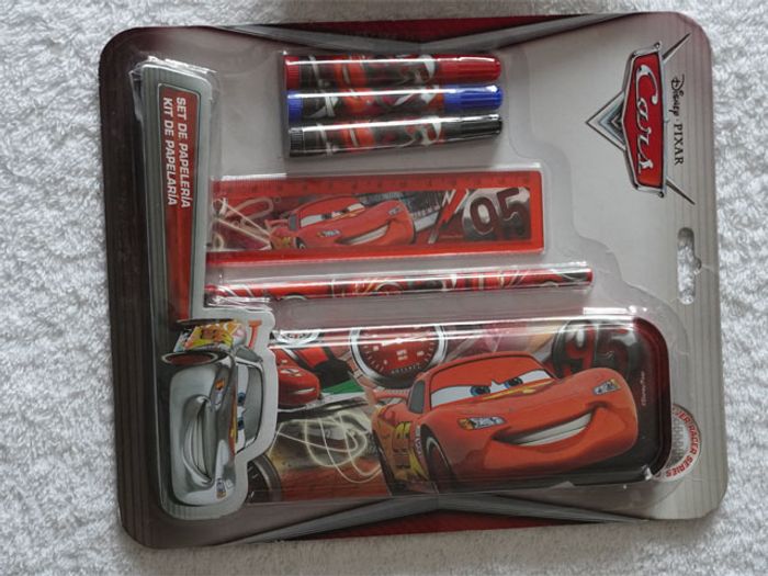 Lot "Cars Disney" neuf : Lot de 3 slips fantaisies pour garçon 6/8 ans + Set de papeterie - photo numéro 3