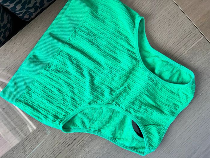 Brassière verte neuve taille L - photo numéro 2