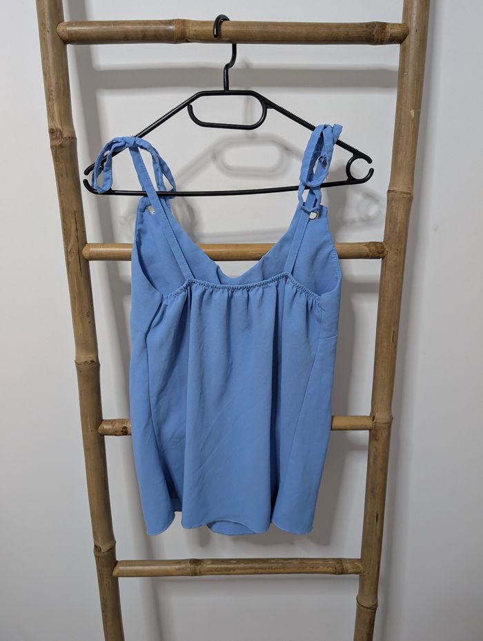 🌸 Femme 🌸 💙 Top bleu à bretelles nouées – Taille unique 36/40 – Bon état - photo numéro 3