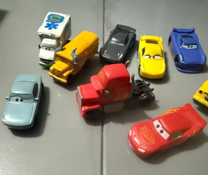 Livre illustré  Cars de Disney « Comptines et figurines » avec figurines - photo numéro 9