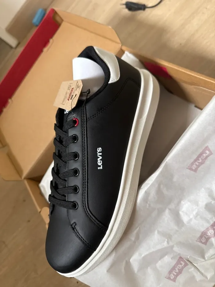 Très jolies baskets Levi’s neuves avec étiquette pointure 39 - photo numéro 2