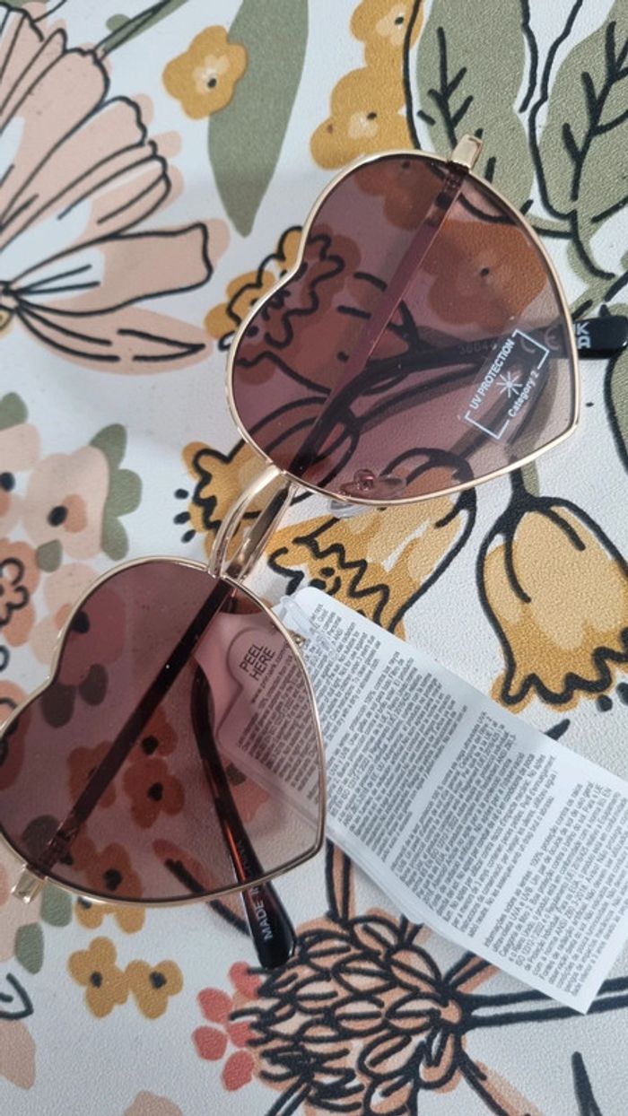 Lunette de soleil doré neuf avec étiquette en forme de cœur - photo numéro 2