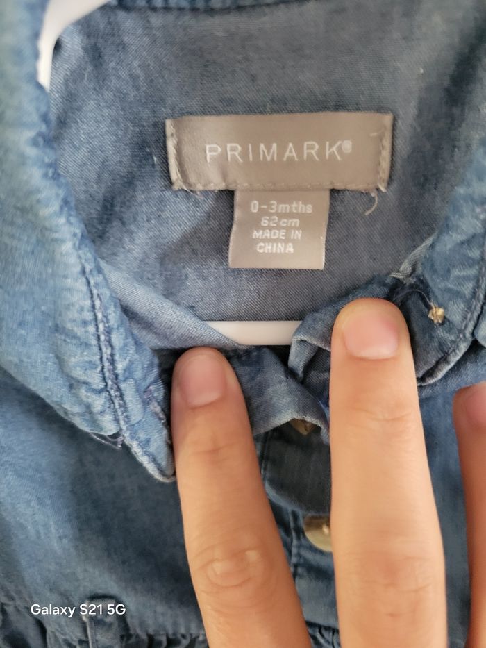 👗 Robe en jean bébé – Primark – 0/3 mois (62 cm) - photo numéro 2