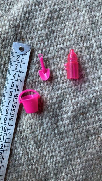 Lot Accessoires jouet barbie seau plage gourde pelle