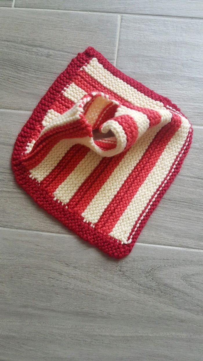 Poncho en laine tricoté à la main - photo numéro 3