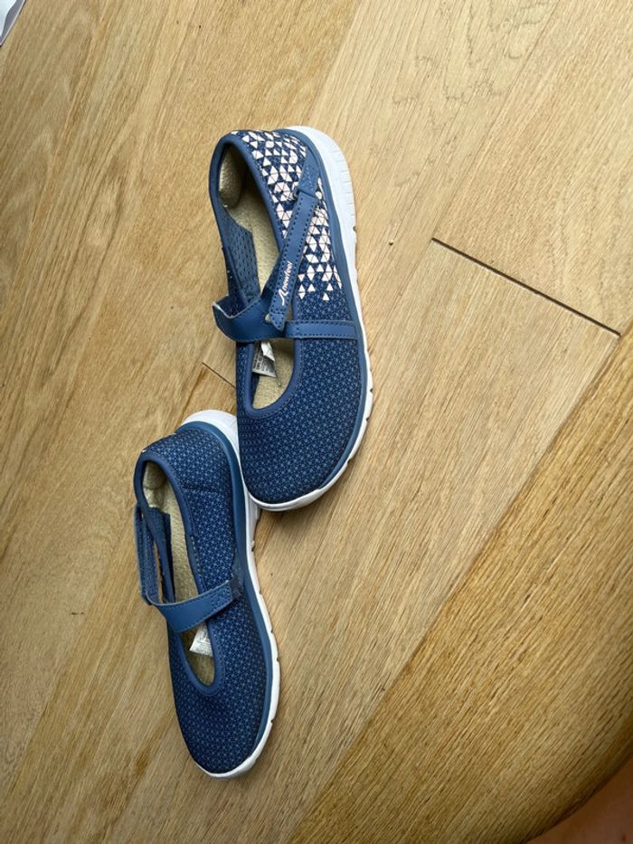 Ballerine sportive décathlon taille 34 bleu en très bon état - photo numéro 3