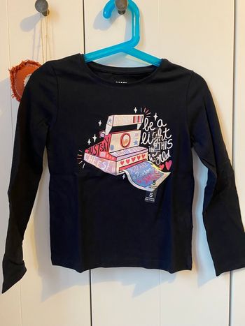T shirt fin fille de marque kiabi et de taille 5 ans 