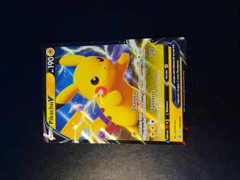Carte Pokémon Pikachu V SWSH061 Promo Epée et Bouclier Destinées Radieuses FR