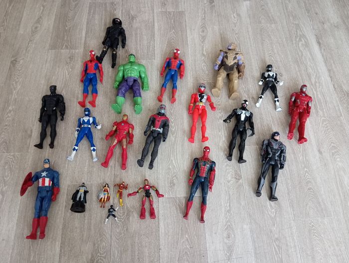 Lot figurines super héros Marvel power rangers