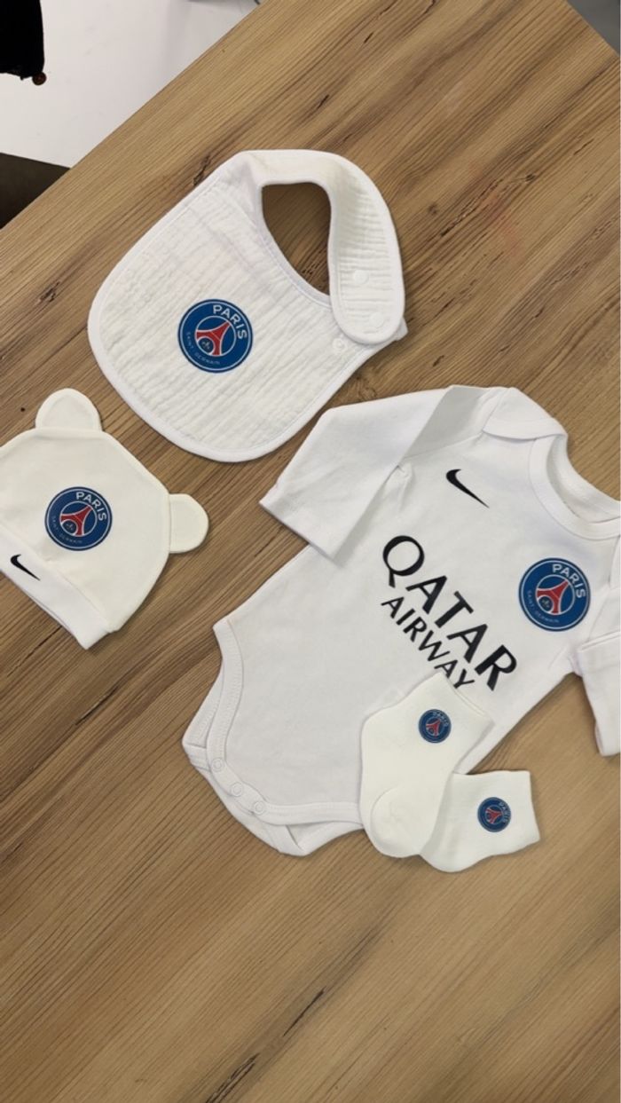 Ensemble bébé bodie bonnet chaussette et bavoir cadeau de naissance paris psg