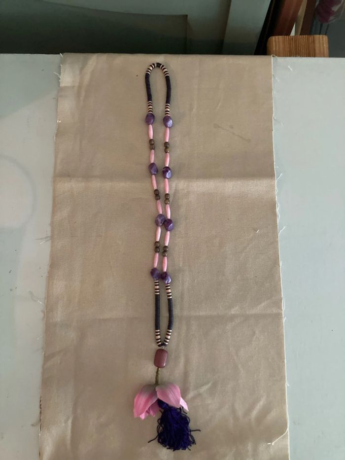 Collier rose et violet