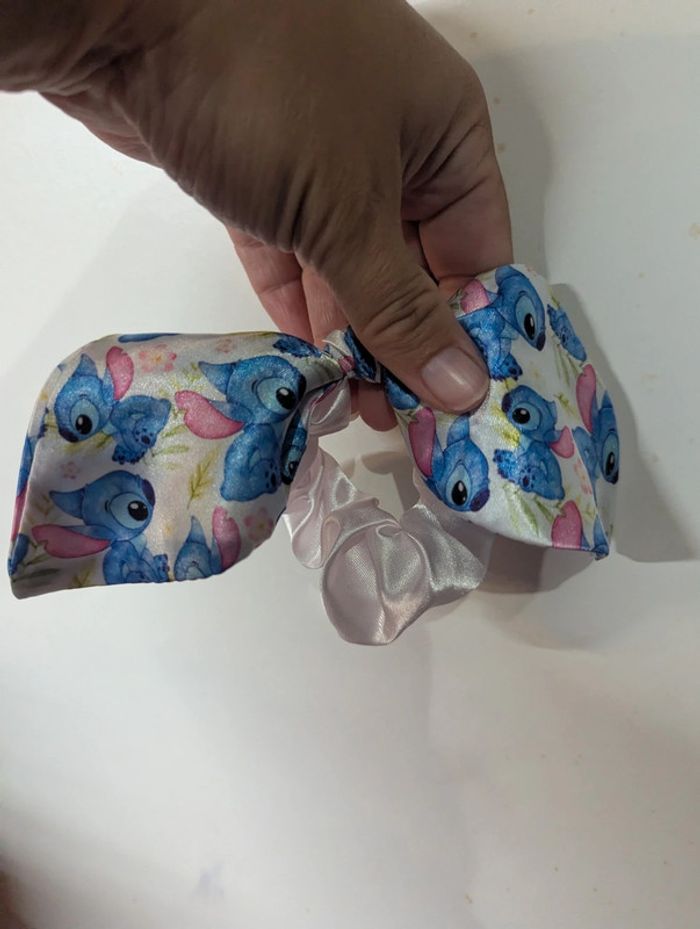 Chouchou nœud Stitch pastel – édition fleurie