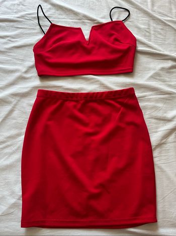 Ensemble rouge top court / débardeur / jupe
